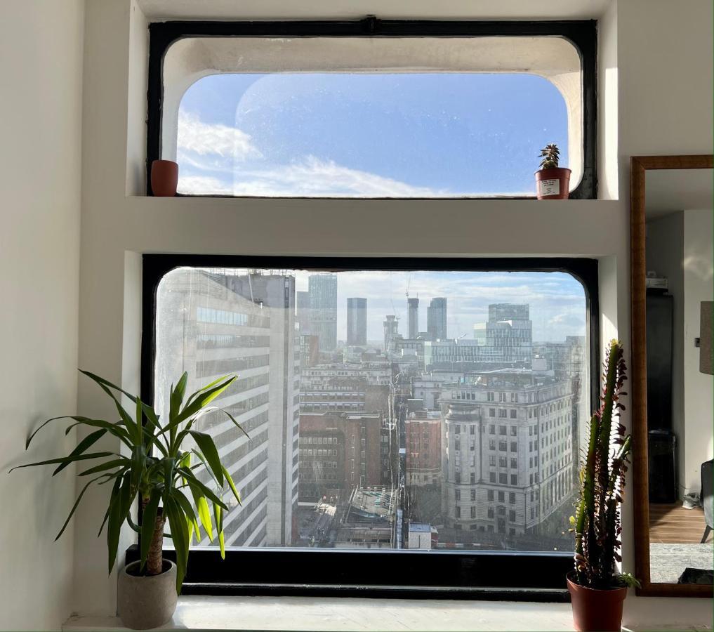 View 2 Bedrooms Flat * Манчестер