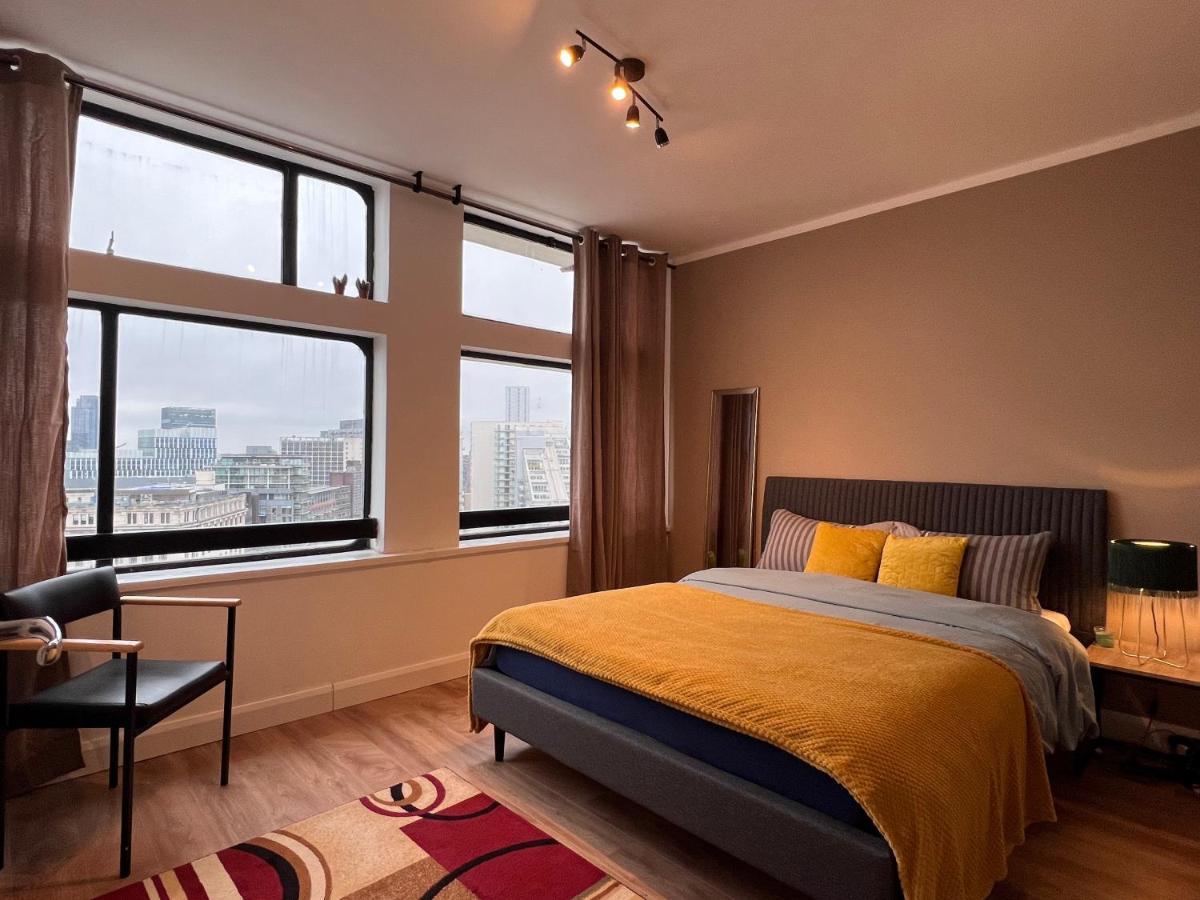 View 2 Bedrooms Flat Apartment *